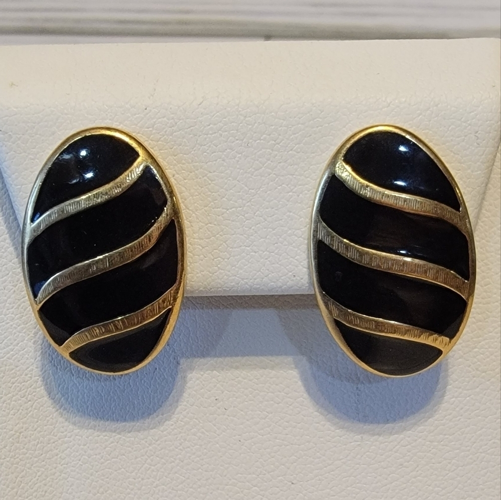 Vintage Crown Trifari Black Enamel Gold Tone Oval Clip On Earrings